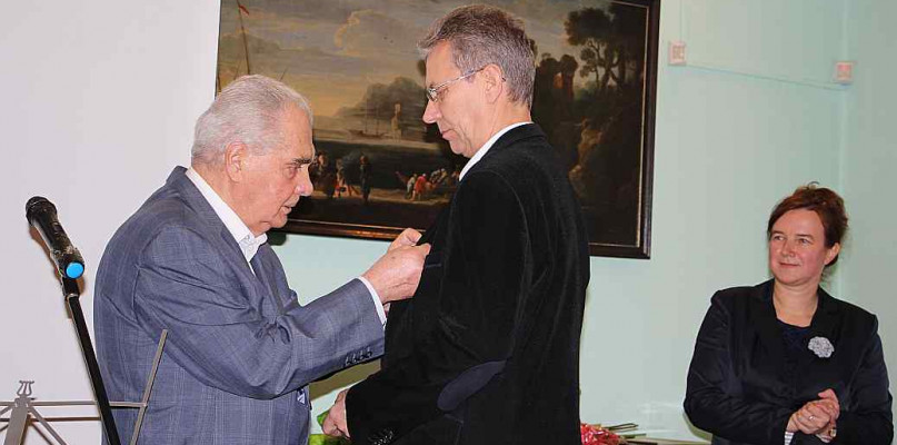 Sławomir Mikołajczyk pracownik Muzeum ze złotą odznakę Zasłużonego Działacza Związkowego i Sztuki fot. Julita Szczepankiewicz