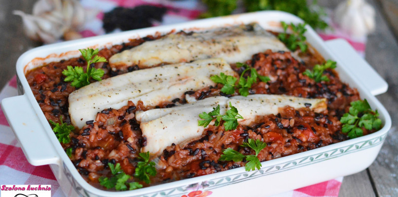Miruna pieczona w pomidorach z czarnym ryżem i kaszą bulgur