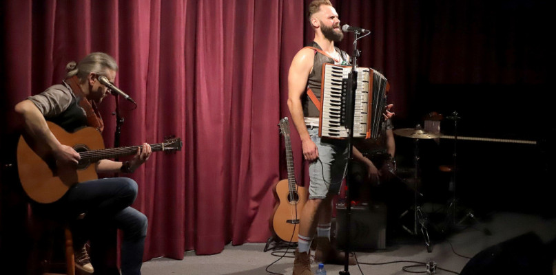 Mocny głos, zaangażowane teksty piosenek i świetna atmosfera