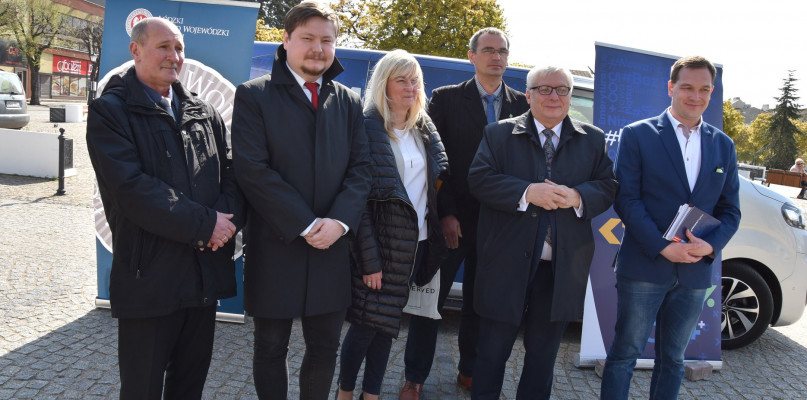 Od lewej: Marek Ciąpała, Daniel Kowalik, Jolanta Pietrusiak, Tomasz Walczewski, Tadeusz Woźniak i Piotr Cieplucha fot. Starostwo Powiatowe w Kutnie