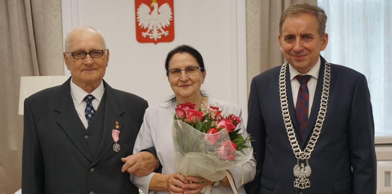  Państwo Urszula i Mieczysław Kowalscy oraz wiceprezydent Zbigniew Wdowiak fot. Urząd Miasta Kutna