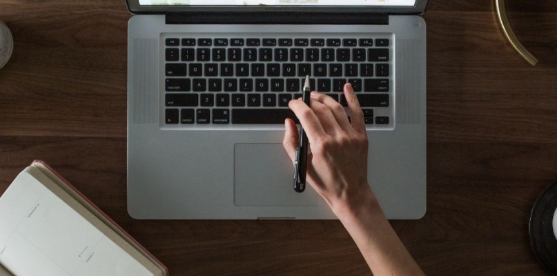 Praca przez Internet - czy warto podjąć pracę online?