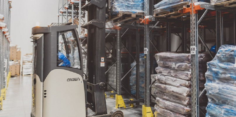 Wózki widłowe wysokiego składowania, a produktywność operatora