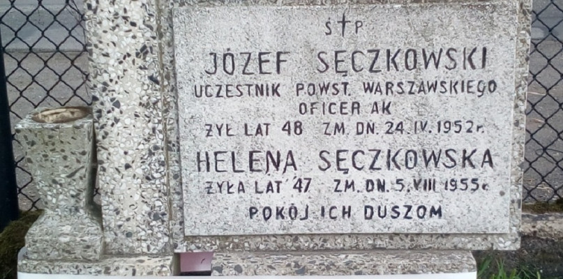 Cześć i chwała bohaterom! Biało-czerwone szarfy na grobach Powstańców warszawskich