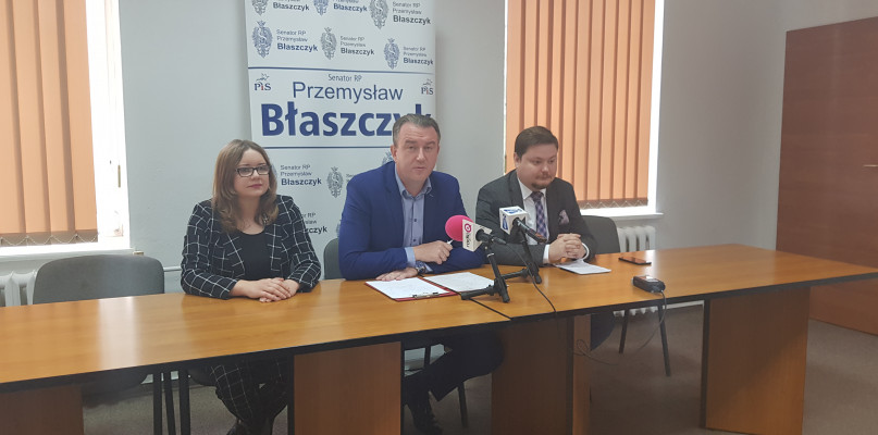 Od lewej Ewa Rzymkowska, wiceprzewodnicząca Rady Miasta, kandydatka do Sejmu z listy PiS, Przemysław Błaszczyk, senator i kandydat do Senatu oraz Daniel Kowalik Starosta Kutnowski