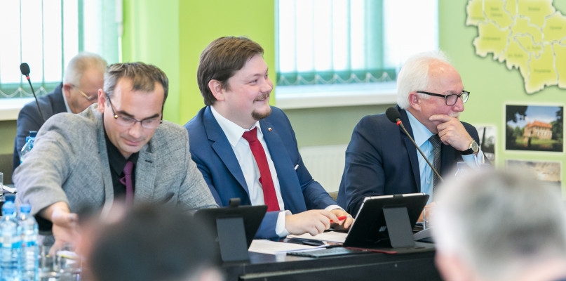 Od lewej członkowie Zarządu Powiatu Kutnowskiego Tomasz Walczewski, Daniel Kowalik, Marek Jędrzejczak fot. Cezary Kucharczyk