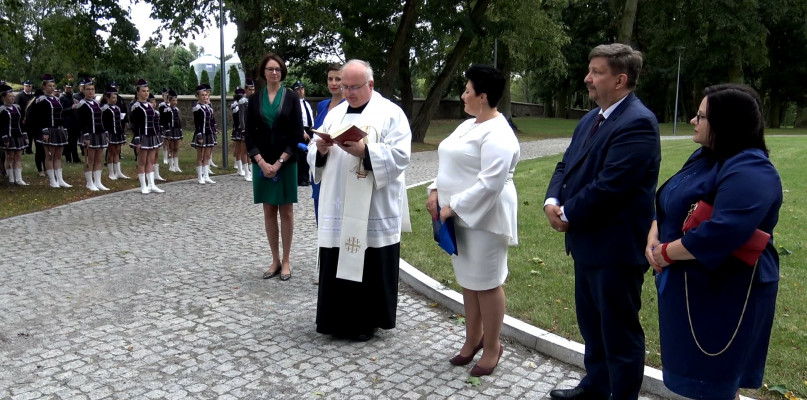 Od prawej: Magdalena Krupińska- Kotulska, radna powiatowa, dyrektor ds. inwestycji w urzędzie gminy, Grzegorz Schreiber Marszałek Województwa Łódzkiego, Justyna Jasińska wójt gminy Kutno, ks. Henryk Chibowski, Liliana Urbańczyk-Wójcik dyrektor CKGK,  Przewodnicząca Rady Gminy Kutno Joanna Kajszczarek