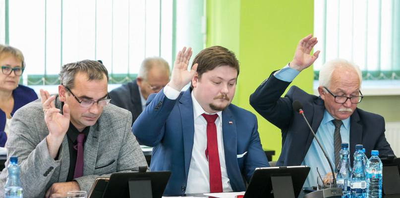 Od lewej Tomasz Walczewski, Daniel Kowalik starosta i wicestarosta Marek Jędrzejczak fot. Cezary Kucharczyk