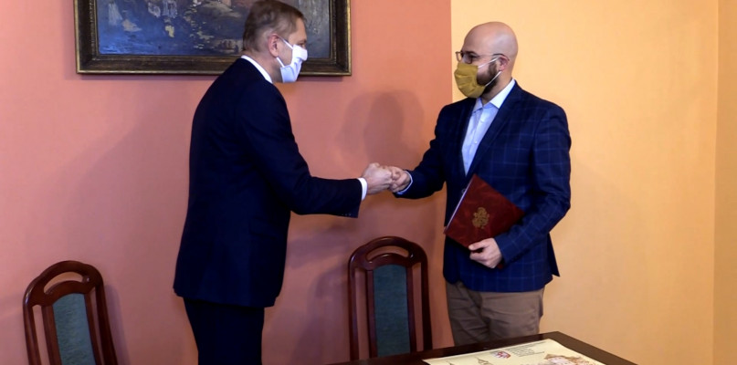 Od lewej Starosta Łęczycki Janusz Mielczarek, Dominik Płoza dyrektor Muzeum Archeologicznego i Etnograficznego w Łodzi 