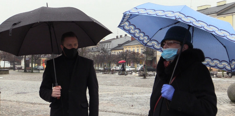 Poseł Dariusz Joński i seniorka Teresa Juzwiak