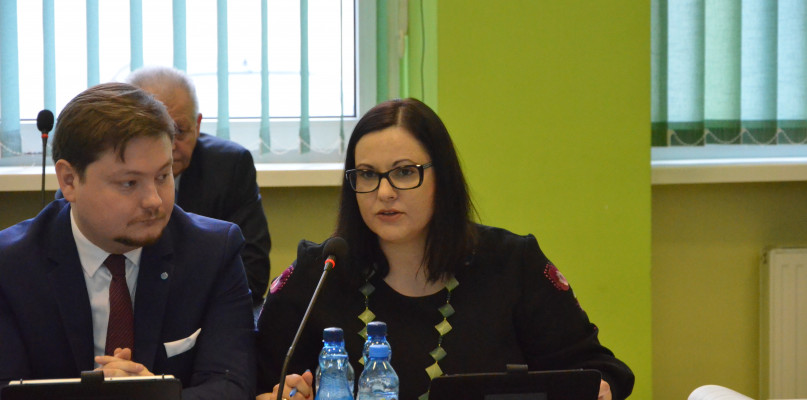 Od lewej Daniel Kowalik starosta kutnowski, Magdalena Krupińska-Kotulska przewodnicząca Klubu PiS w Radzie Powiatu Kutnowskimfot. Piotr Szatkowski