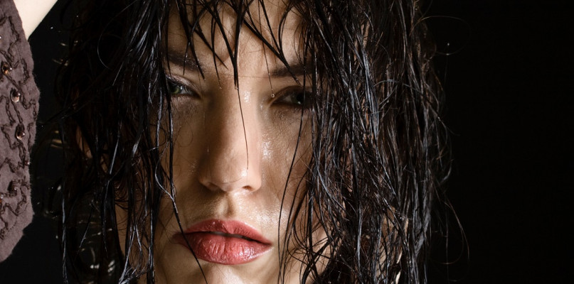 Czarna farba do włosów a odrosty. Jak sobie poradzić?