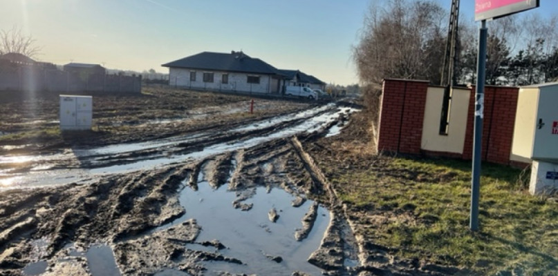 Życie w błocie. Czytelnicy pytają kiedy miasto wybuduje ulice