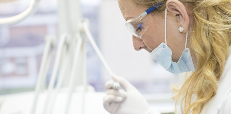 Przetoka na dziąśle i jej objawy