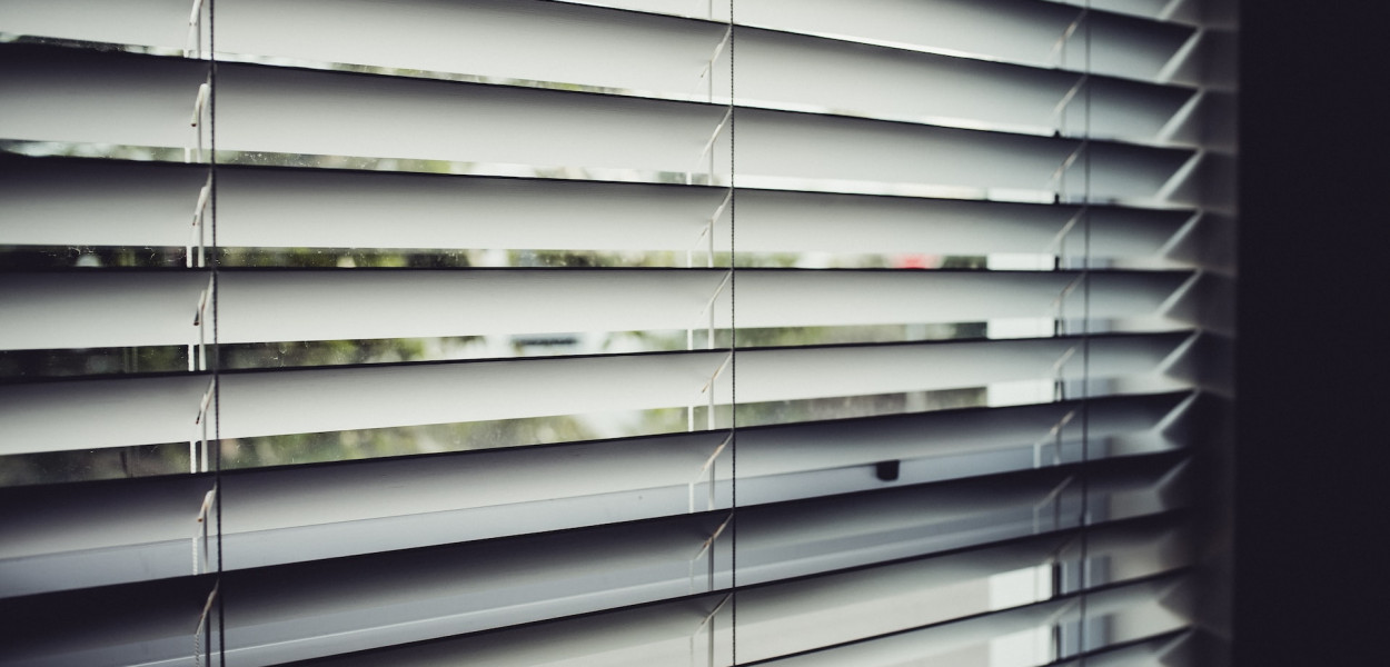 Sprawdź, czy rolety w kasetach można zamontować na oknach z wywietrznikami