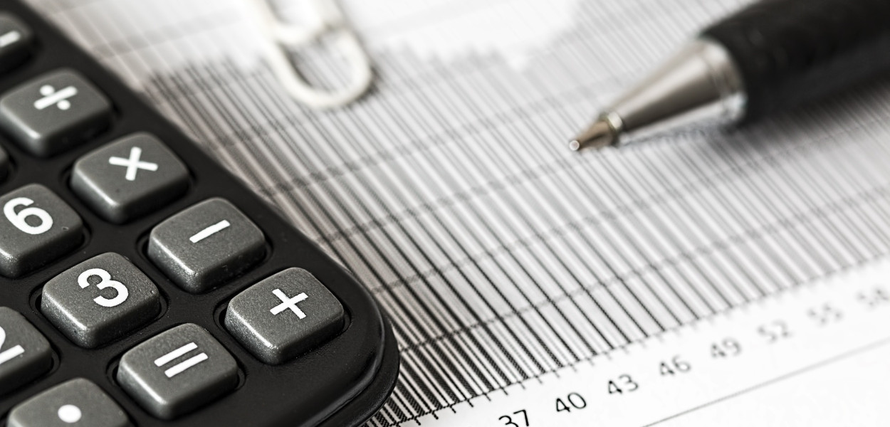 Ile zarabiają urzędnicy w starostwie? Skąd tak duże różnice w zarobkach?