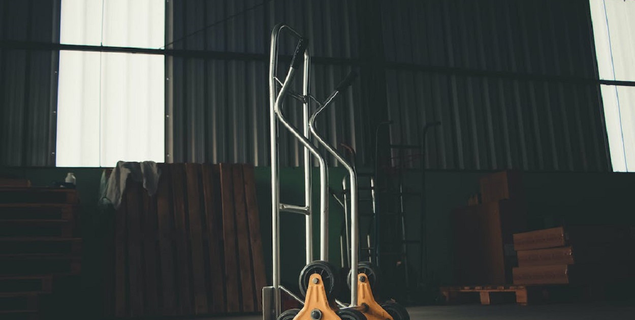 Jakie zasady bezpieczeństwa zachować, przewożąc towary na wózkach transportowych?