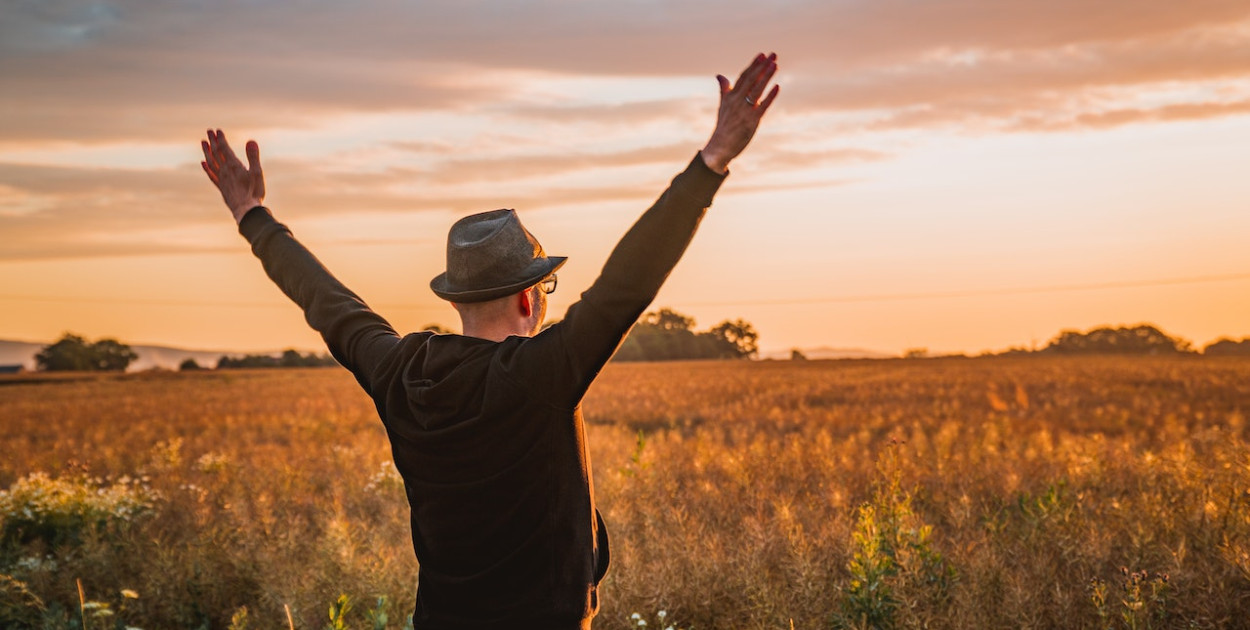 Bluzy patriotyczne — dlaczego warto mieć je w swojej szafie?