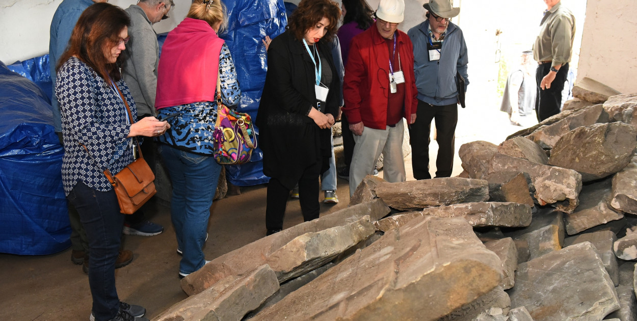 fot. Bożena Gajewska Potomkowie oglądają macewy