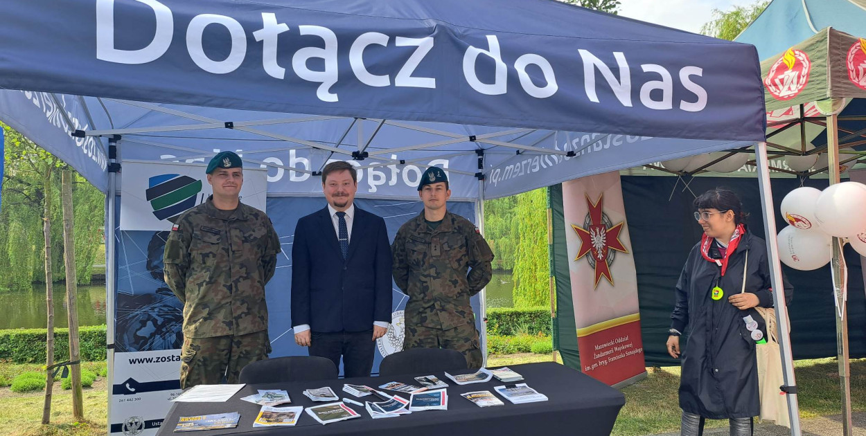 Starosta Kutnowski Daniel Kowalik na stoisku Wojska Polskiego