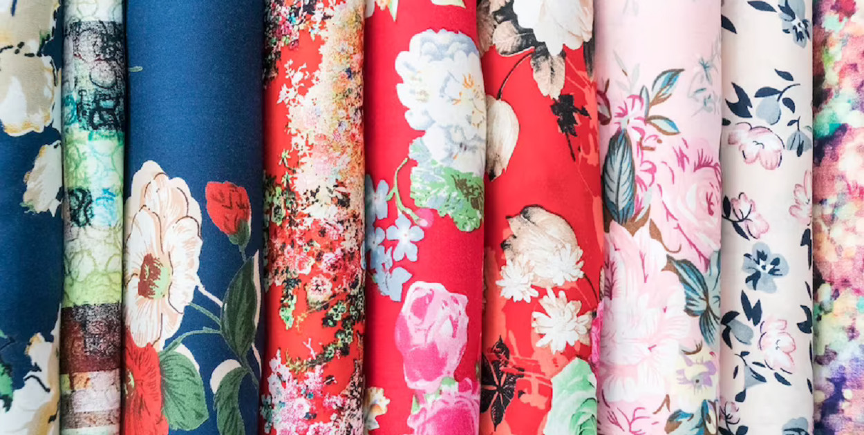 Tkaniny obiciowe w kwiaty — do jakich stylów wnętrzarskich pasują?