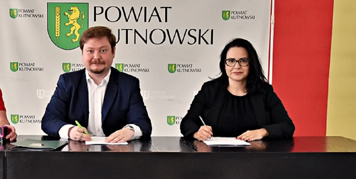 fot. Powiat Kutnowski Od prawej: wicestarosta Magdalena Krupińska-Kotulska, starosta Daniel Kowalik