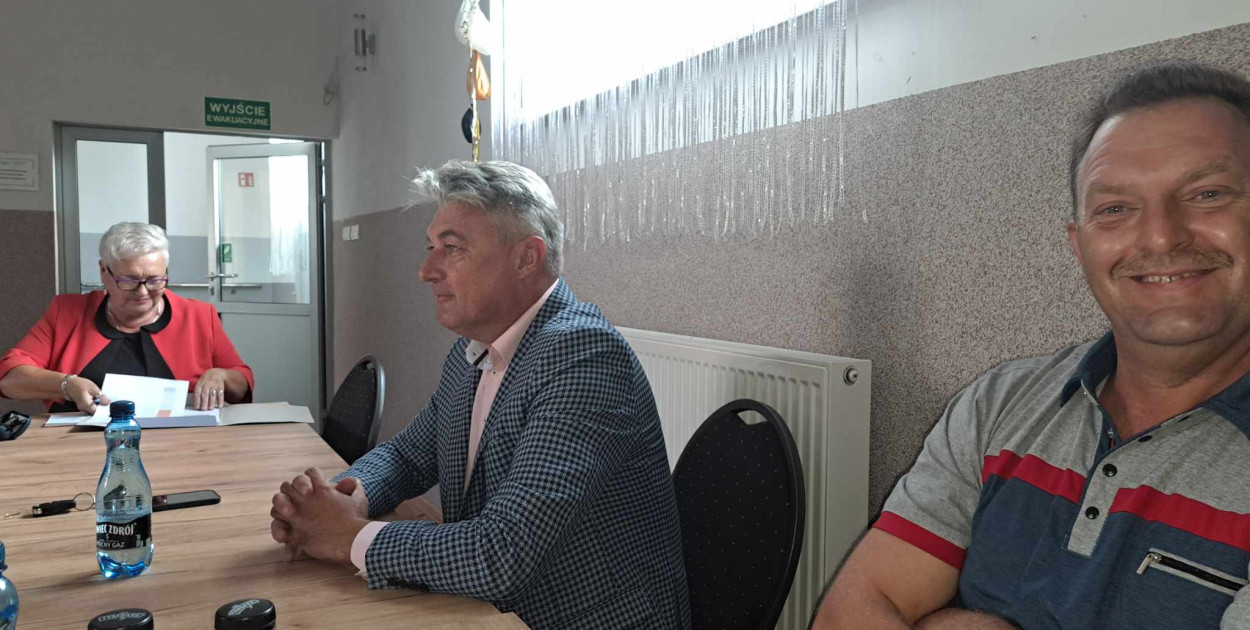 Na zebraniu sołeckim od prawej Krzysztof Matczak, Tomasz Grabowski, Teresa Sobczyk