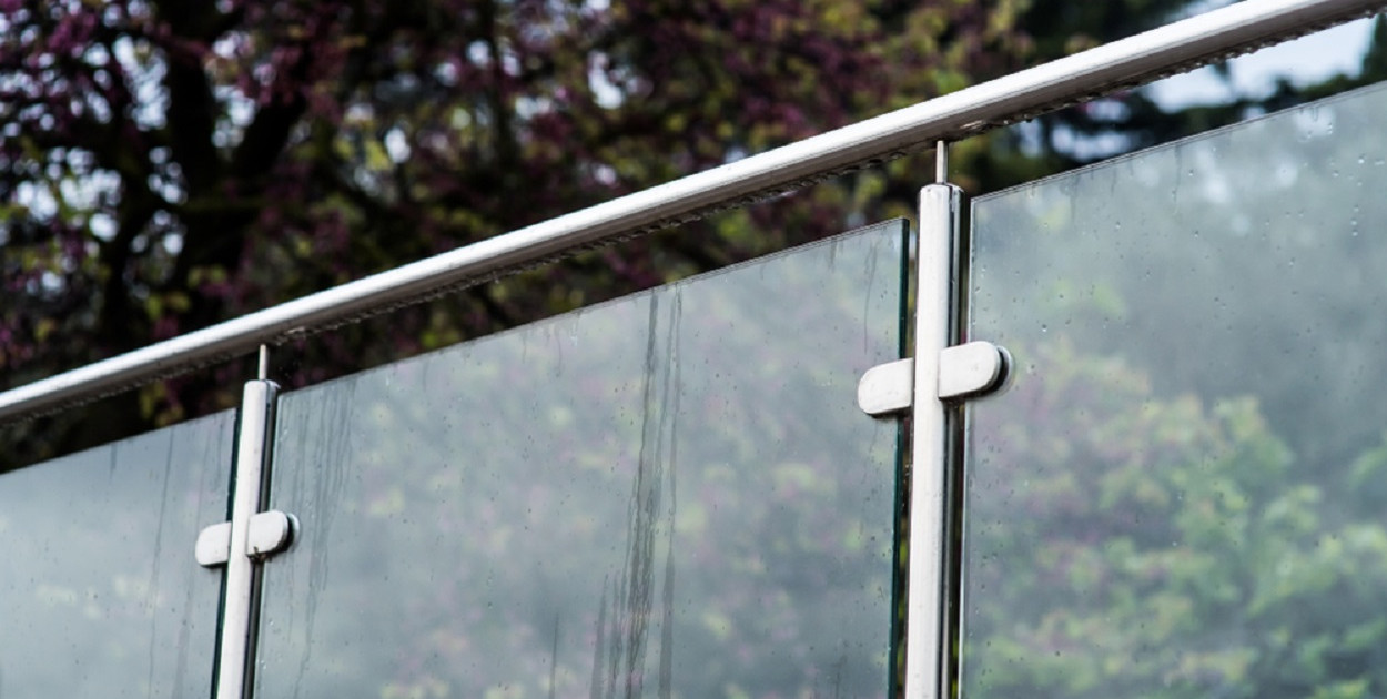 Metody montażu balustrady szklanej – którą wybrać?