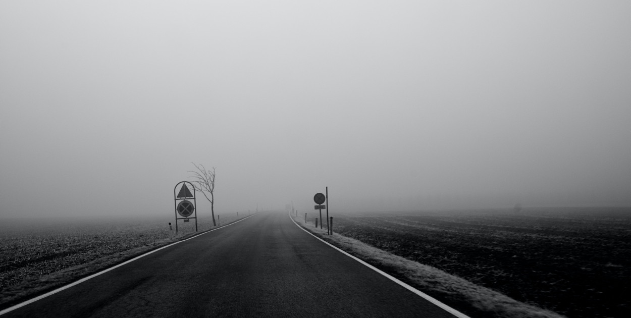 Zdjęcie dodane przez R H: https://www.pexels.com/pl-pl/zdjecie/fotografia-drog-w-skali-szarosci-927017/