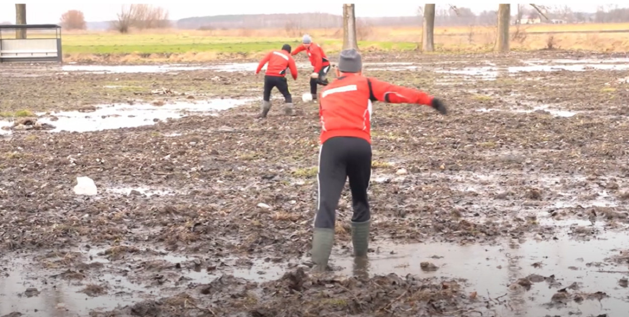 Boisko w Dąbrowicach kadr z filmu mieszkańców