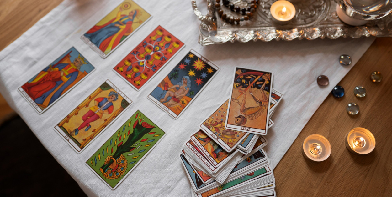 Odkryj tajemnice karty tarota: jakie znaczenie mają poszczególne karty i jak mogą 