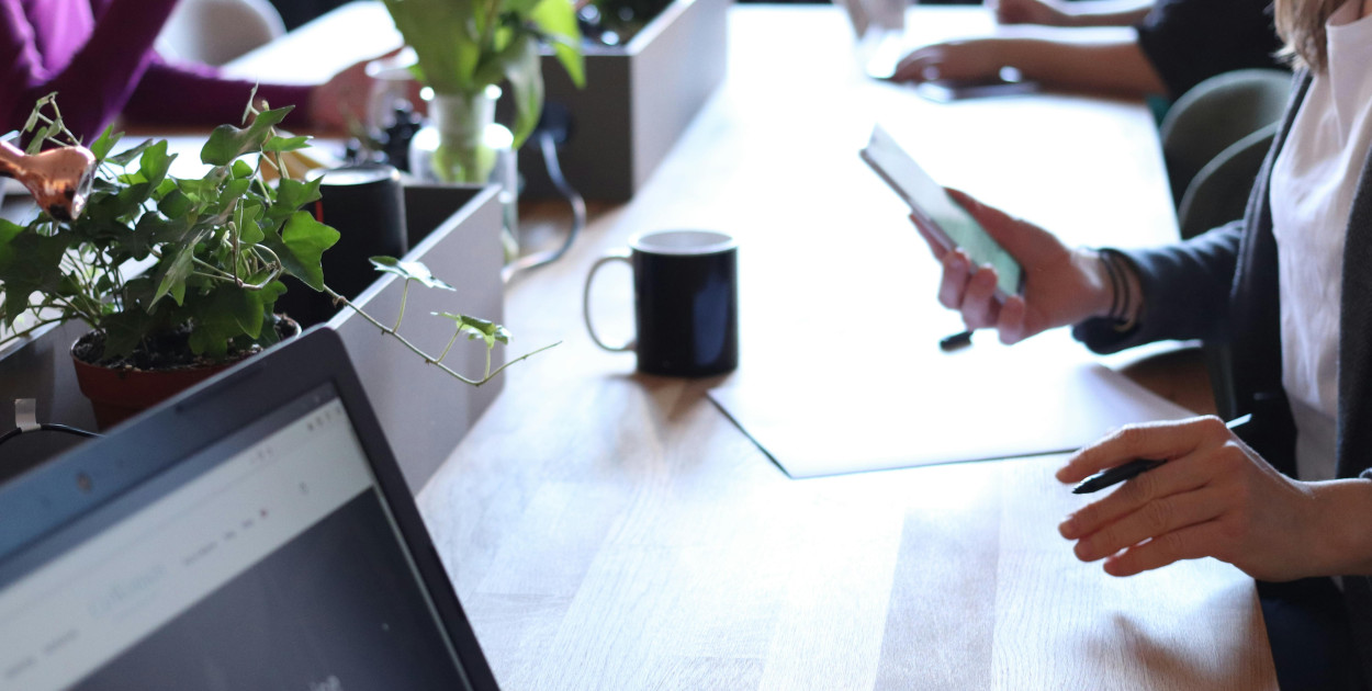 Zdjęcie dodane przez CoWomen: https://www.pexels.com/pl-pl/zdjecie/osoba-trzymajaca-smartfon-przed-stolem-2041383/