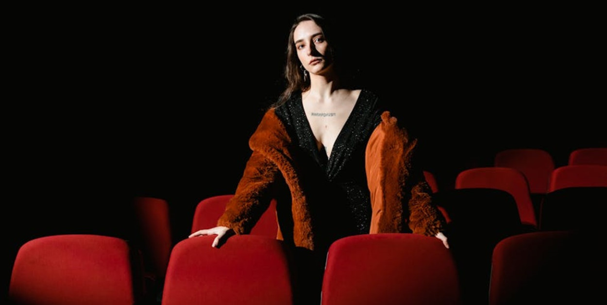 Jak ubrać się do teatru? Zobacz, co warto wiedzieć