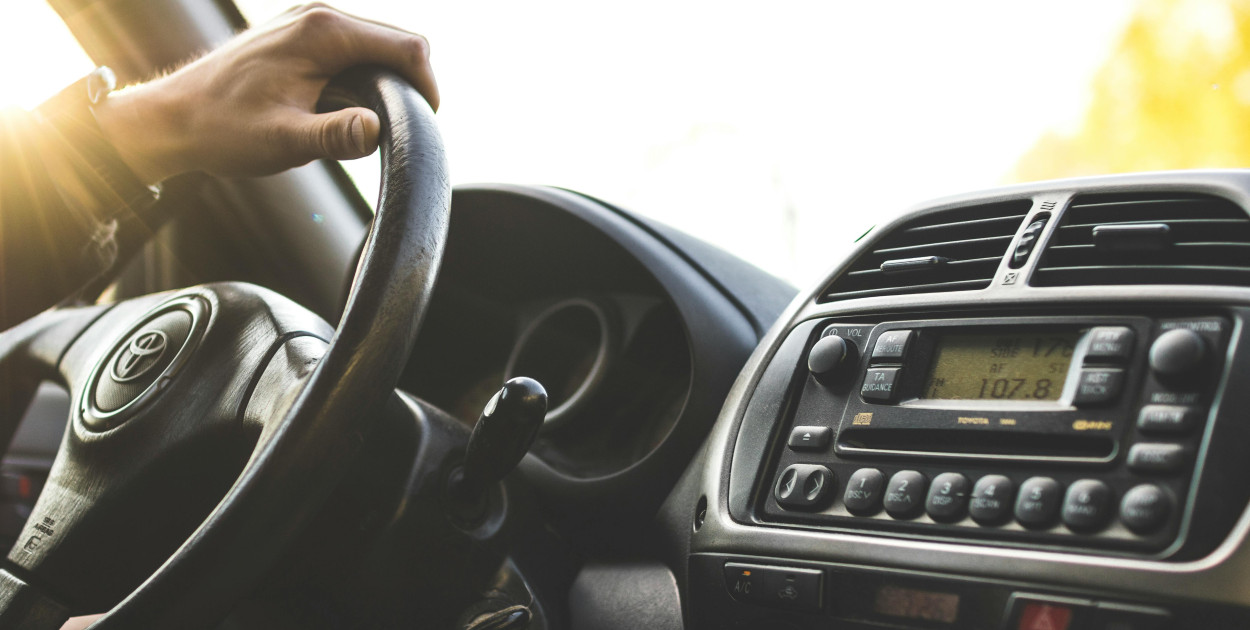 Zdjęcie dodane przez Sindre Fs: https://www.pexels.com/pl-pl/zdjecie/osoba-prowadzaca-samochod-1073031/