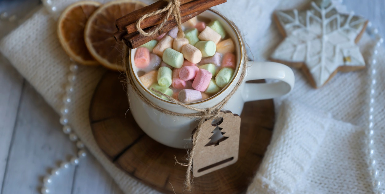 Kalendarz adwentowy z herbatami – odkryj magię świątecznych naparów