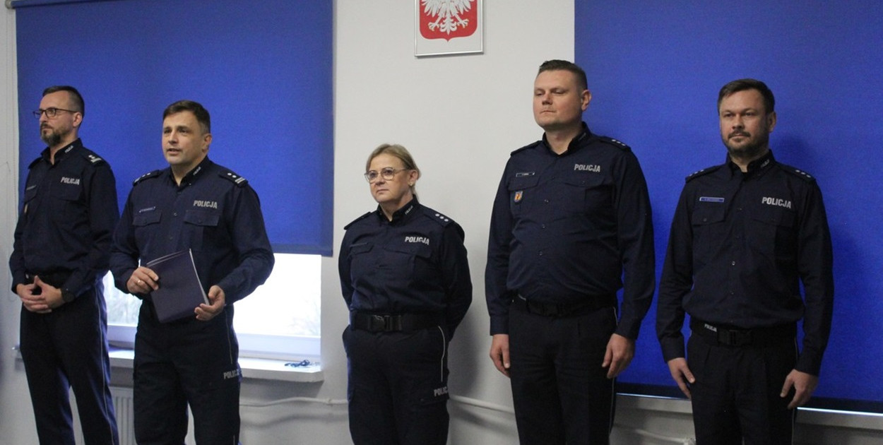 Komisarz Krzysztof Milczarek w kierownictwie komisariatu w Głownie