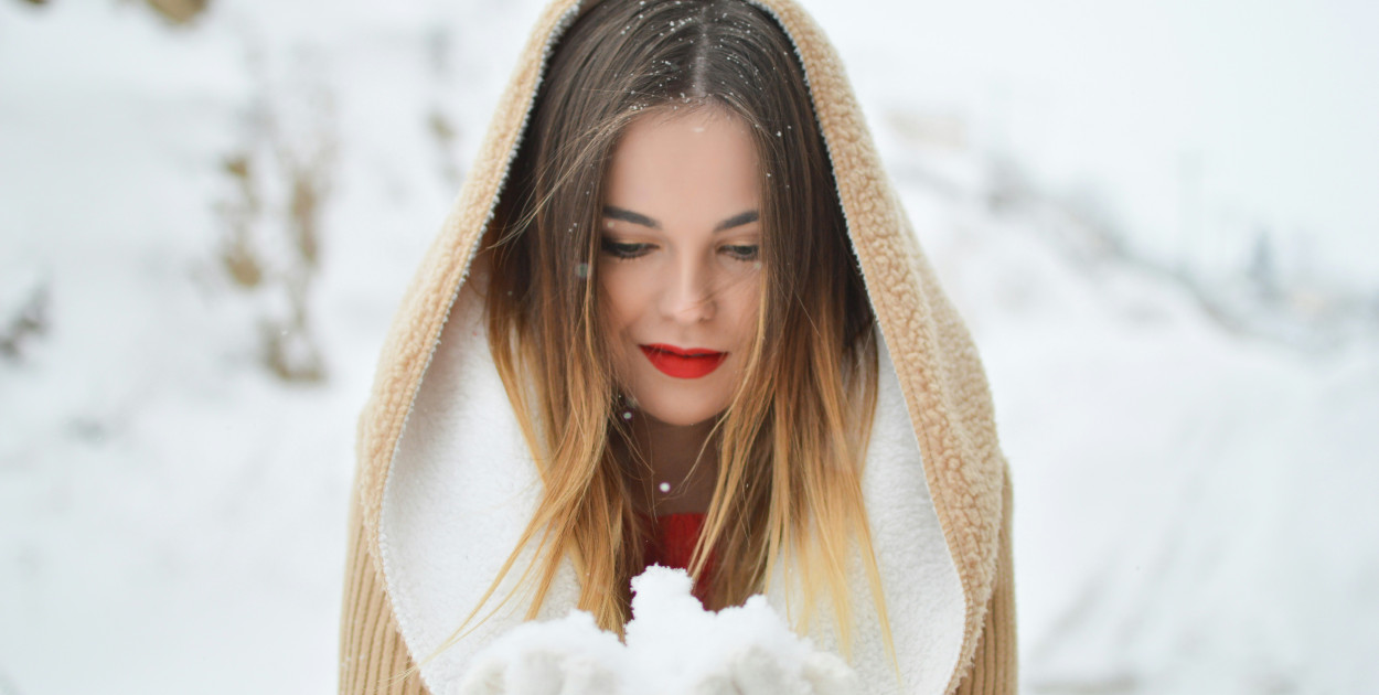 Stonowane barwy czy szalone kolory - jak wybrać dodatki do zimowych stylizacji?