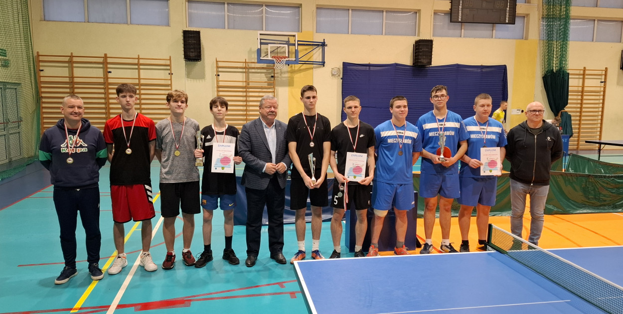 Dziewczęta z ALO oraz chłopcy z Dąbrowszczaka Mistrzami Powiatu w Tenisie Stołowym