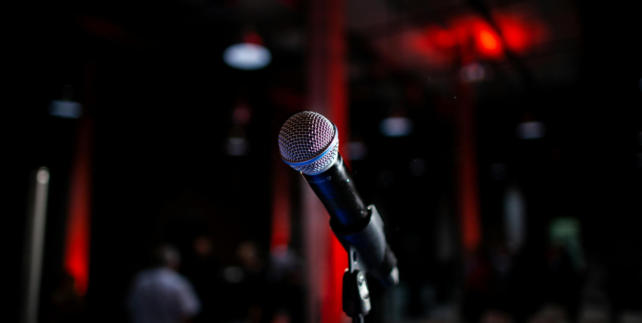 Zdjęcie dodane przez Katrien Grevendonck: https://www.pexels.com/pl-pl/zdjecie/mikrofon-na-stojaku-2101488/