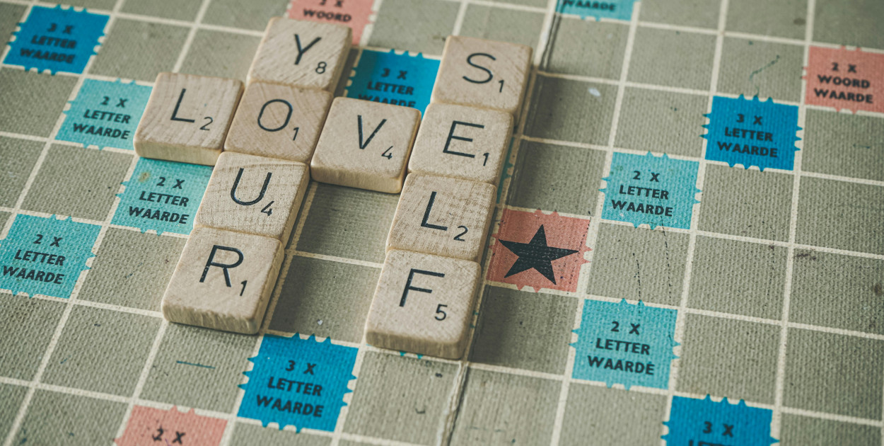 Zdjęcie dodane przez Ylanite Koppens: https://www.pexels.com/pl-pl/zdjecie/cytat-cytowac-scrabble-slowa-6664580/