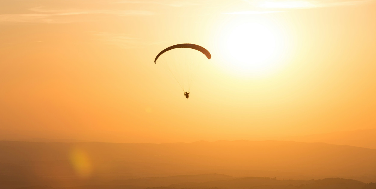 Jak Bezpiecznie Rozpocząć Loty Paralotnią: Przewodnik dla Początkujących