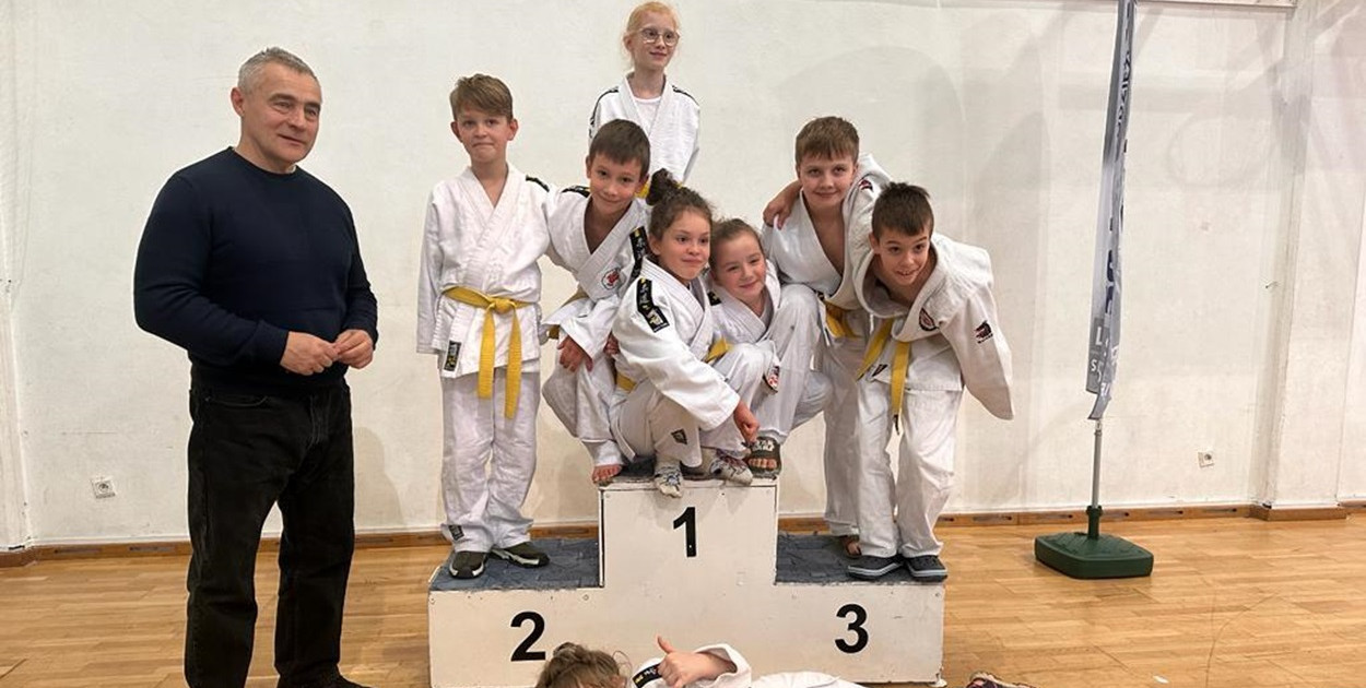Trener Maciej Kisieliński z podopiecznymi