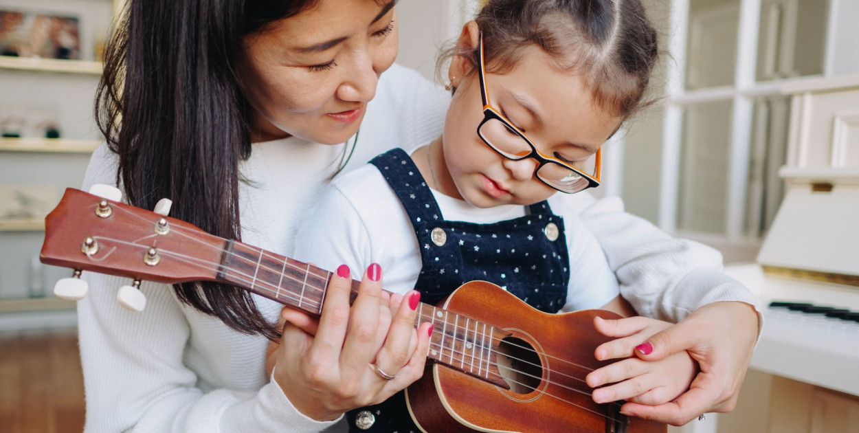 Piosenki z bajek i nauka gry na ukulele – jak połączyć pasję do muzyki z magią dzi