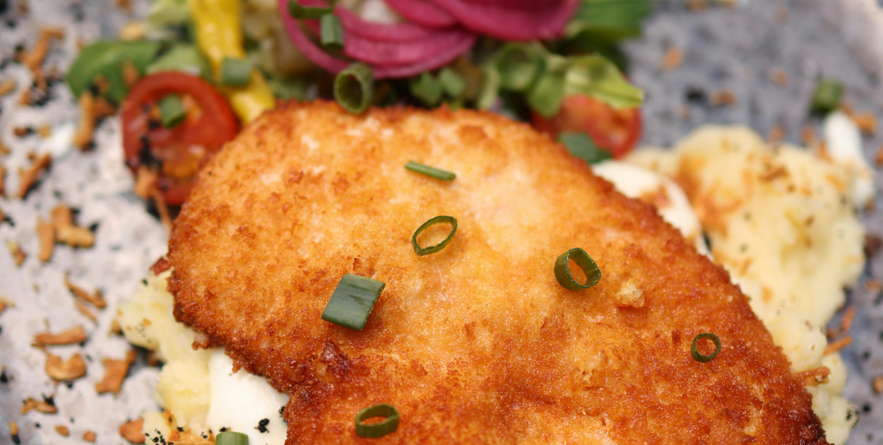 Zdjęcie dodane przez Valeria Boltneva: https://www.pexels.com/pl-pl/zdjecie/obiad-lunch-posilek-ziemniaki-17628617/