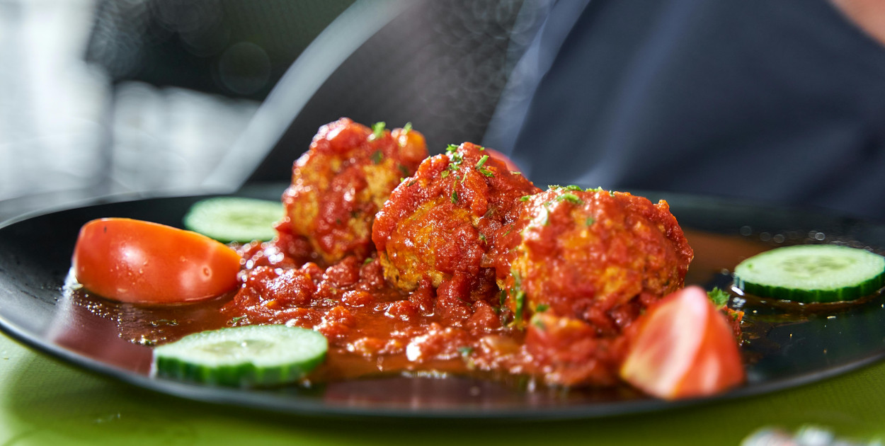 Zdjęcie dodane przez Wijs (Wise): https://www.pexels.com/pl-pl/zdjecie/restauracja-lunch-obiad-posilek-17989471/