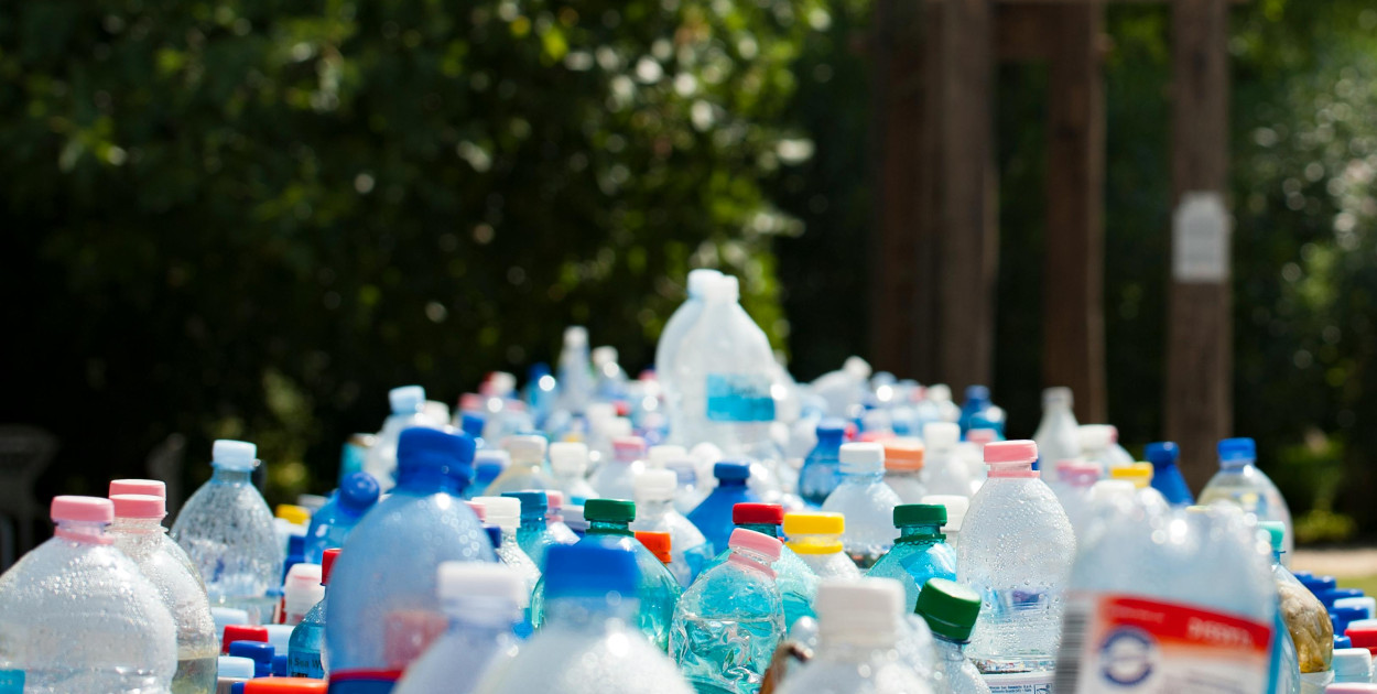 Zdjęcie dodane przez mali maeder: https://www.pexels.com/pl-pl/zdjecie/rozne-plastikowe-butelki-802221/