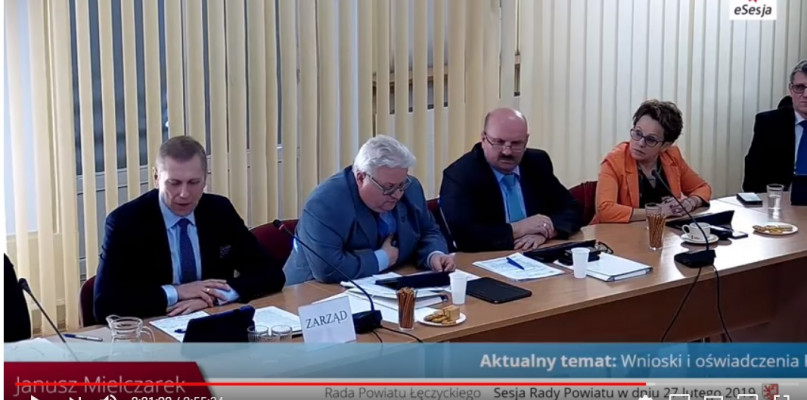 Sesja Rady Powiatu Łęczyckiego. Pierwszy od lewej Starosta Janusz Mielczarek