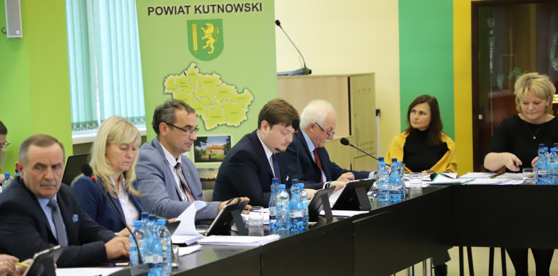 Zarząd powiatu od lewej: Marek Kubasiński, Jolanta Pietrusiak, Tomasz Walczewski, Daniel Kowalik i Marek Jędrzejczak. fot. Piotr Szatkowski