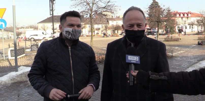 Od lewej urzędnik z Biura Prasowego UM Kutno Kamil Klimaszewski i wiceprezydent Kutna Jacek Boczkaja dementują plotkę o przyznaniu lokalu z zasobu miasta 