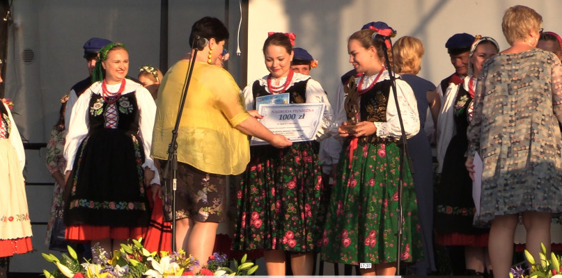 Nagrody wręcza wójt Justyna Jasińska
